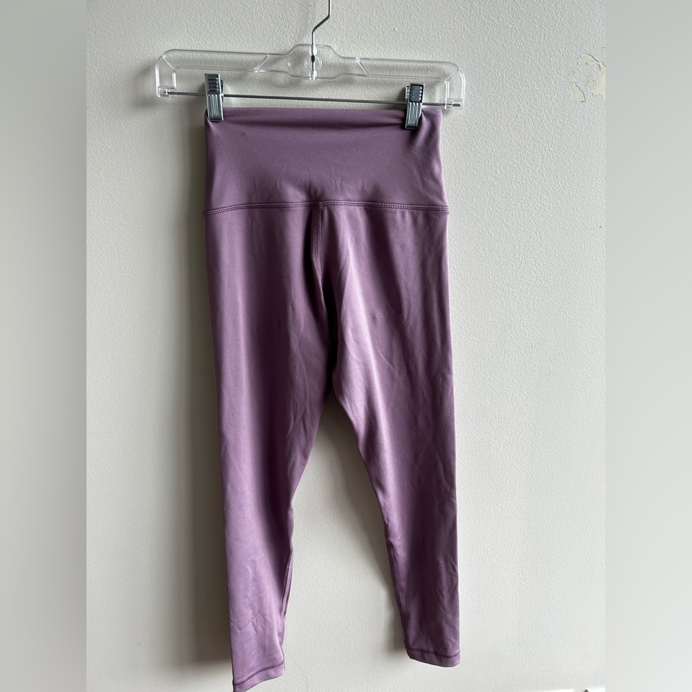Victoria’s Secret V-waist leggings in Lilac Purple.